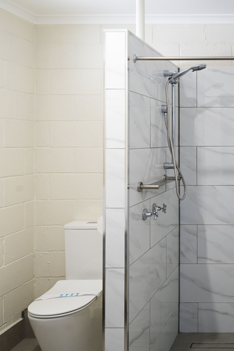 Bathroom 3, Inglewood Motel and Caravan Park, Loddon - South