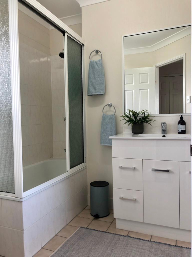 Bathroom 3, Quiet and spacious 2 Bed 1 bath Townhouse, Pimlico