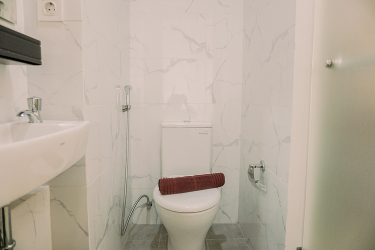 Bathroom, Good and Homey Studio at Pacific Garden Alam Sutera Apartment By Travelio, Tangerang