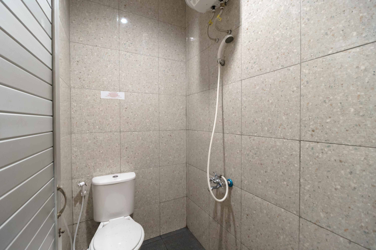 Bathroom 4, RedDoorz near RS Adam Malik Medan 2, Medan