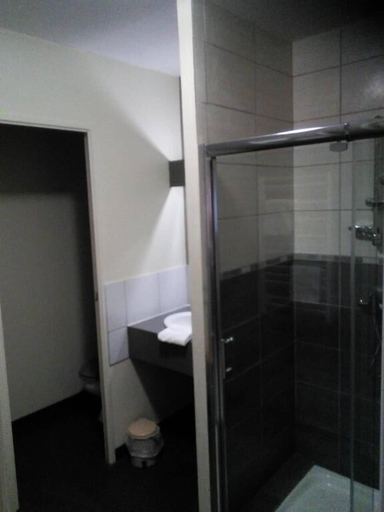Bathroom 3, Hôtel du Commerce, Allier