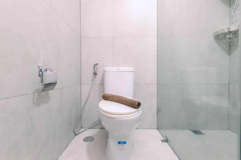 Bathroom 5, Good and Nice 2BR at Pollux Chadstone Apartment By Travelio, Cikarang