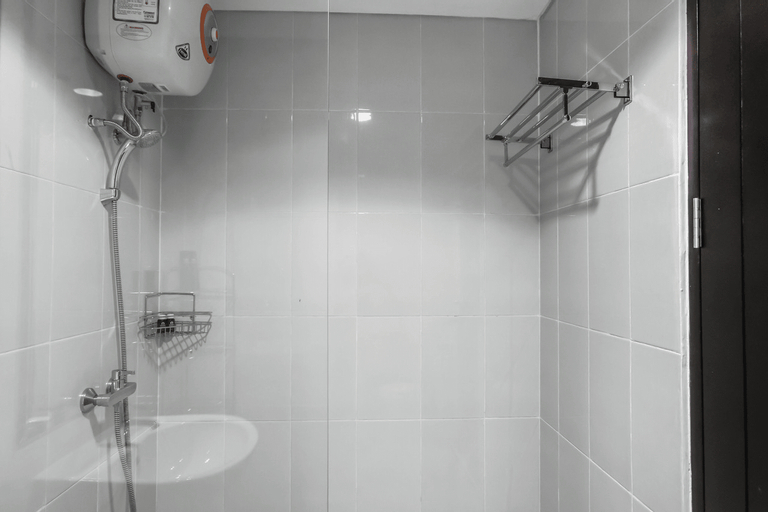 Bathroom 5, Relaxing and Homey Studio Casa De Parco Apartment By Travelio, Tangerang