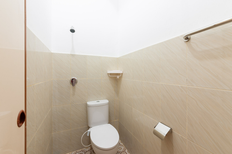 Bathroom 3, RedDoorz @ Kemang Dalam, South Jakarta
