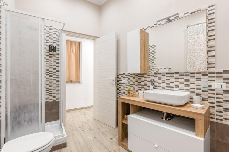 Bathroom, The historical center of Palermo ,La Dolce Vita, Palermo