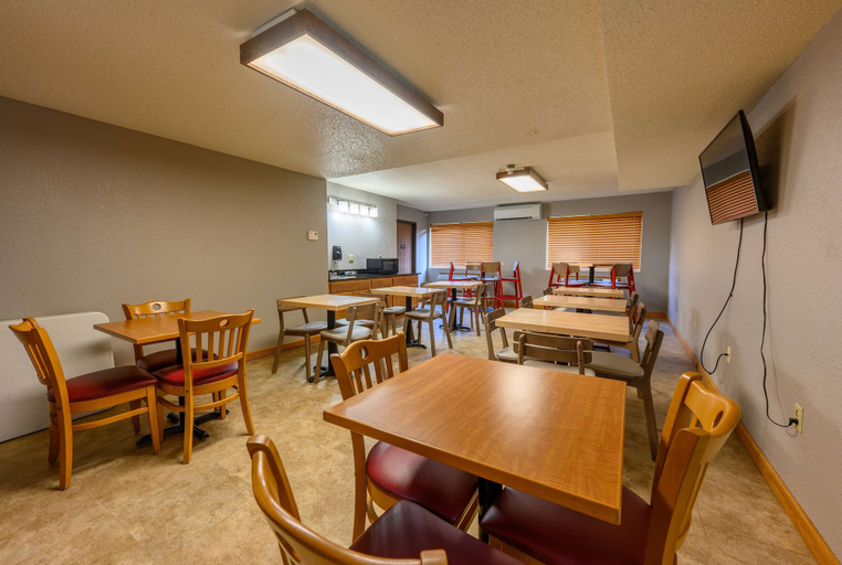 Food & Drinks 5, AmericInn by Wyndham Monroe, Green