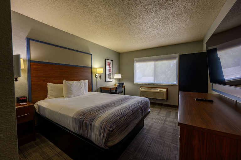 Bedroom 3, AmericInn by Wyndham Monroe, Green