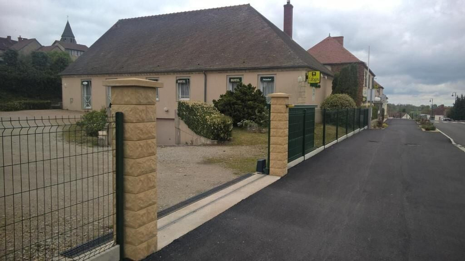 Exterior & Views 2, Hôtel du Commerce, Allier