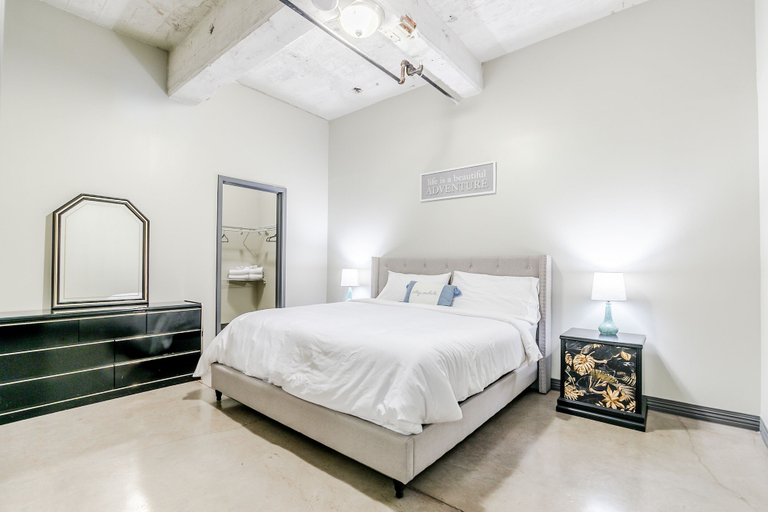Bedroom 4, Luxury Downtown Dallas Stay by Amyfinehouse, Dallas