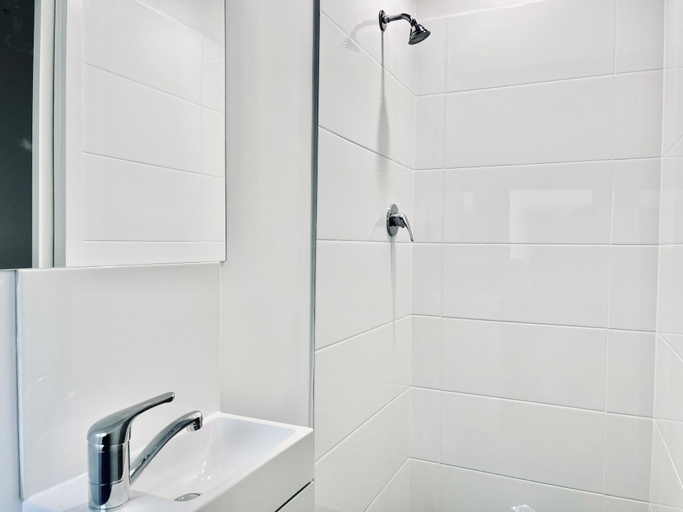 Bathroom 3, Motel on Becker, The Coorong