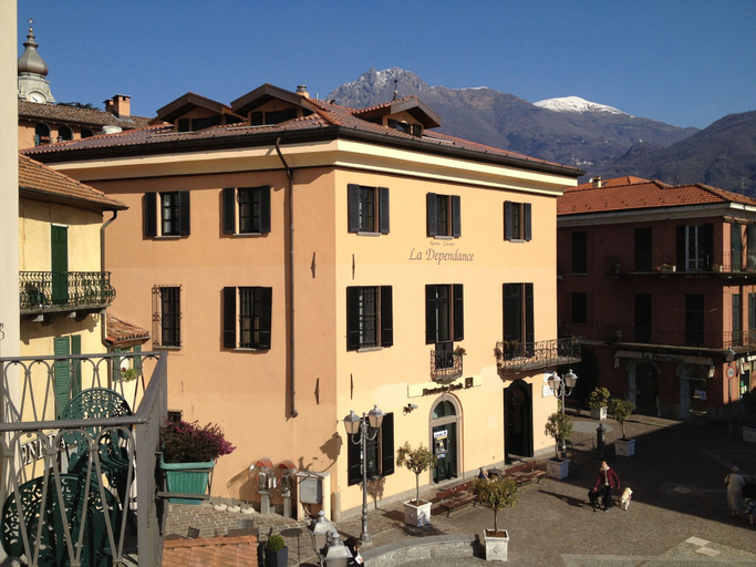 Exterior & Views