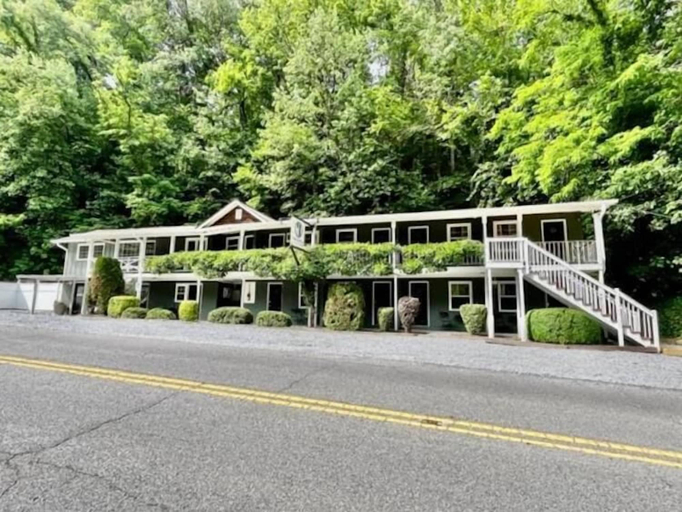 Exterior & Views 1, Hickory Falls Inn, Rutherford