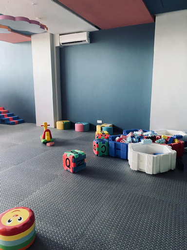 Others 1, K Avenue with Peak Escapes , Penampang