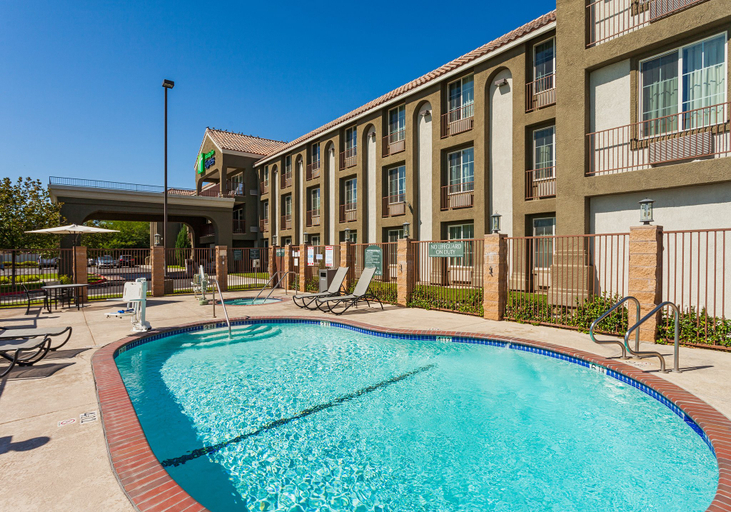 Sport & Beauty 2, Holiday Inn Express LANCASTER, Los Angeles