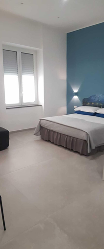 Bedroom 4, Partenope 10, Napoli