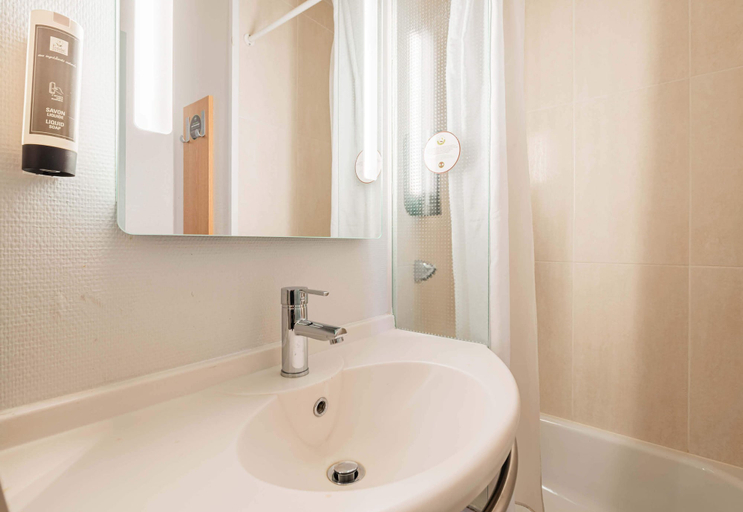Bathroom 4, B&B HOTEL Strasbourg Nord Industrie, Bas-Rhin
