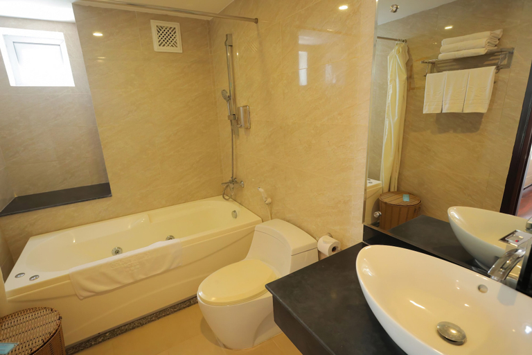 Bathroom 5, Golden Rain 2 Hotel, Nha Trang