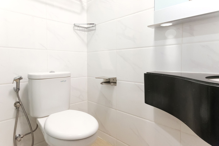 Bathroom 5, Arka by TwoSpaces Studio @Skyhouse Apartment, Tangerang Selatan