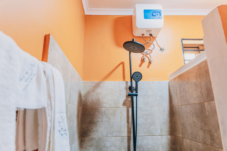 Bathroom, Mac and Jak Getaway, Bagamoyo