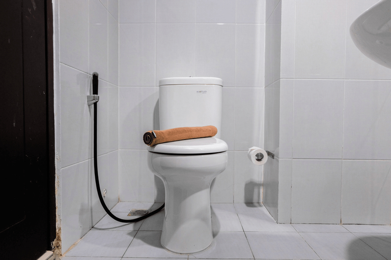 Bathroom 5, Highest Value 1BR at Casa De Parco Apartment By Travelio, Tangerang