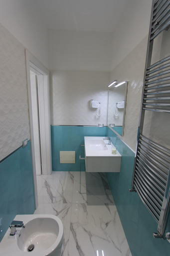 Bathroom 4, Hotel Presidente, Lecce