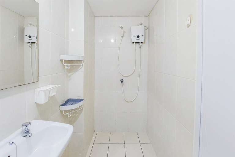 Bathroom 5, Relaxing Studio Room Apartment at M-Town Residence By Travelio, Tangerang