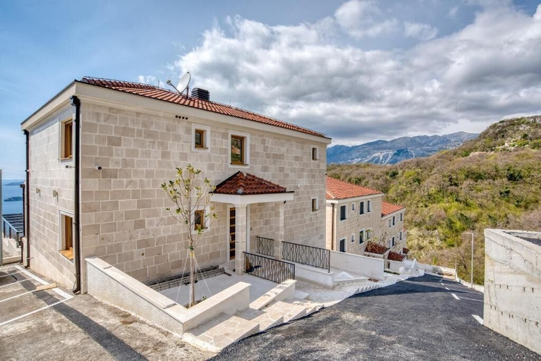 Exterior & Views 1, Quercus Residences Apartments