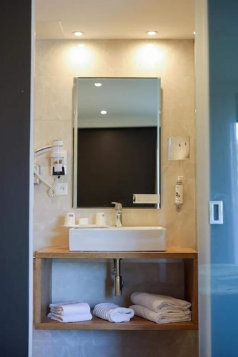Bathroom 4, Saint Christophe, Haute-Corse