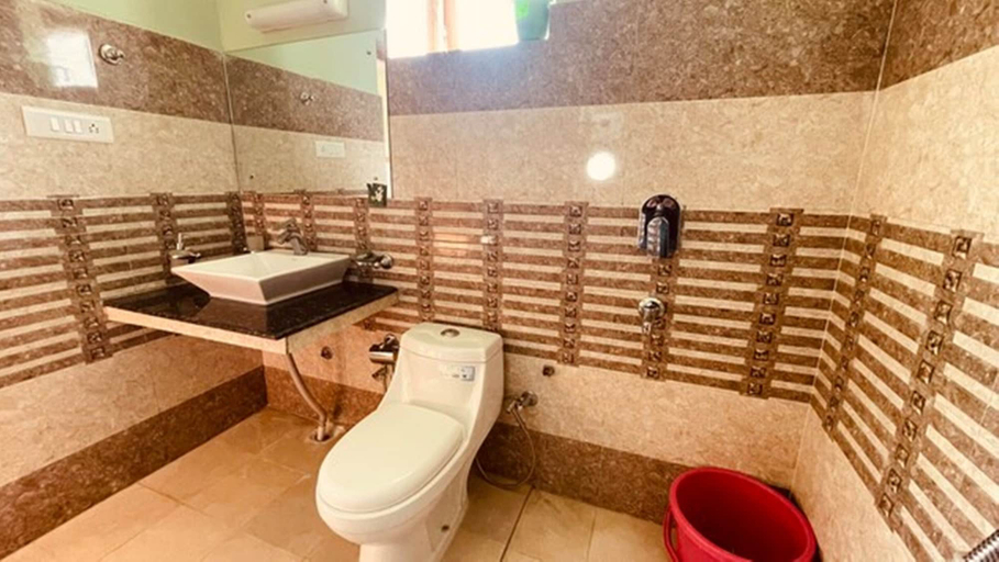 Bathroom 3, Hotel Jorchung, Leh