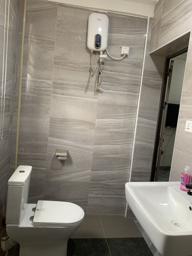 Bathroom 2, Central Reservations Apartment, Tema