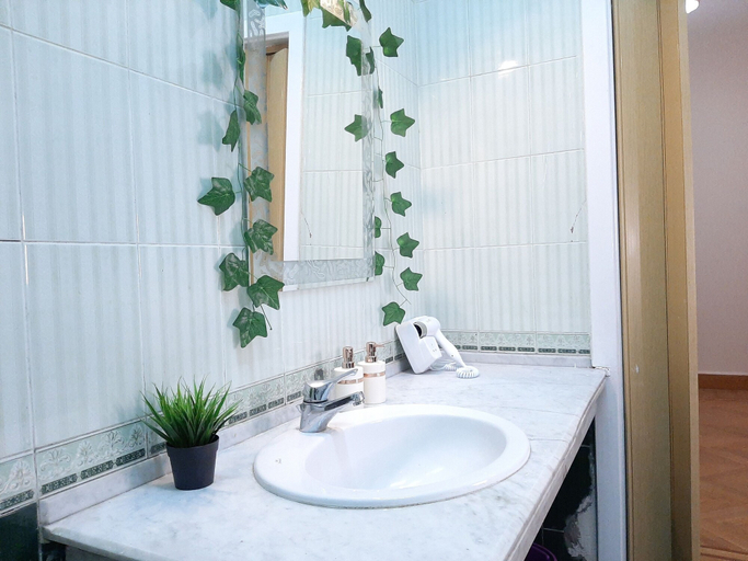 Bathroom 2, Royal Apartment in Talaat Harb Downtown, Qasr an-Nil