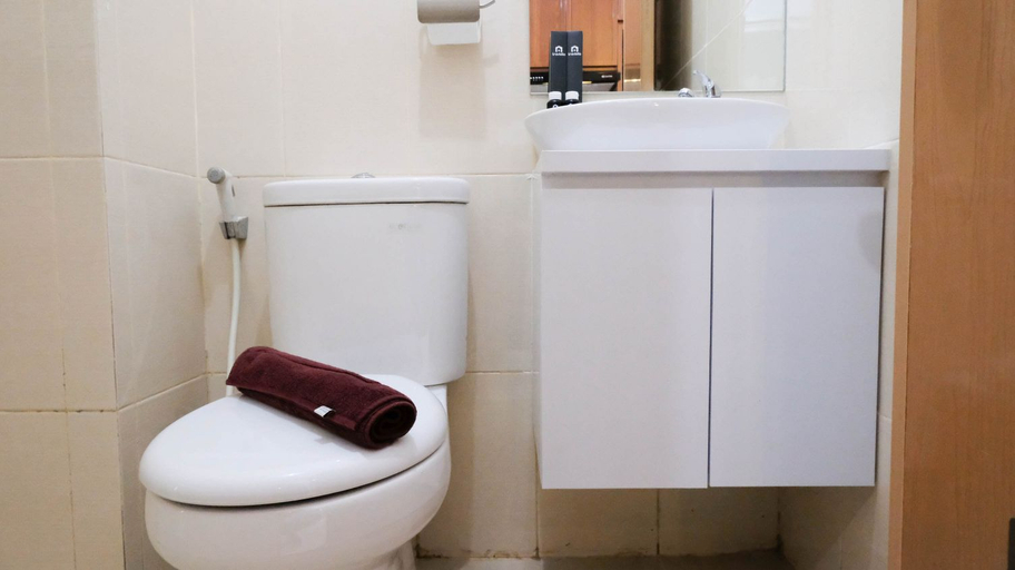 Bathroom 5, Cozy Stay Studio at 25th Floor Bale Hinggil Apartment By Travelio, Surabaya