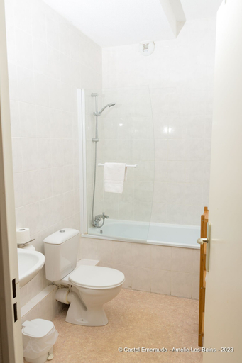 Bathroom 3, Appart'Hotel-Restaurant Castel Emeraude, Pyrénées-Orientales