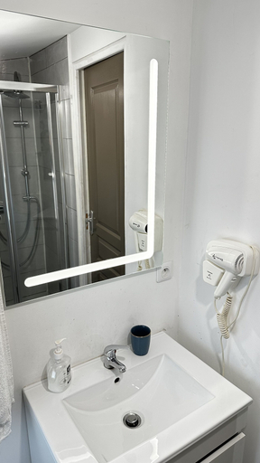 Bathroom 5, Hotel Aragats, Haute-Garonne