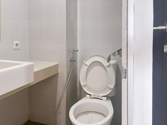 Bathroom 3, Skyview Setiabudi Apartment Medan Mitra RedDoorz, Medan