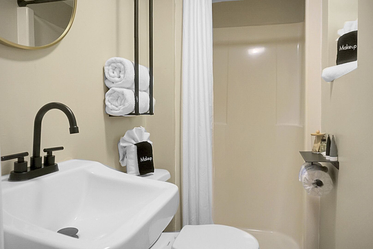 Bathroom 3, Hickory Falls Inn, Rutherford