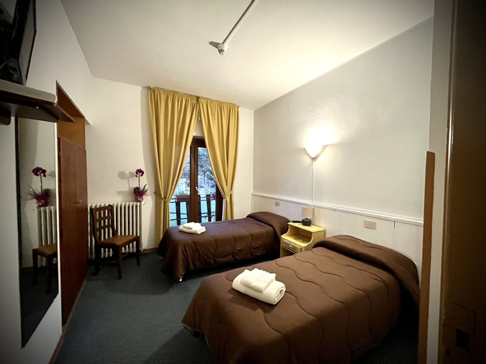 Bedroom 4, Hotel Pinguino, L'Aquila