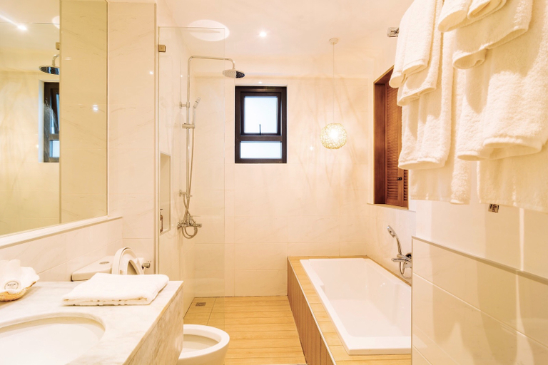 Bathroom 5, Banana Bay Boracay, Malay