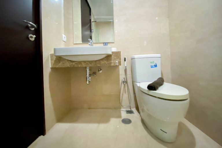 Bathroom, Well Furnished and Cozy Studio Menteng Park Apartment By Travelio, Jakarta Pusat