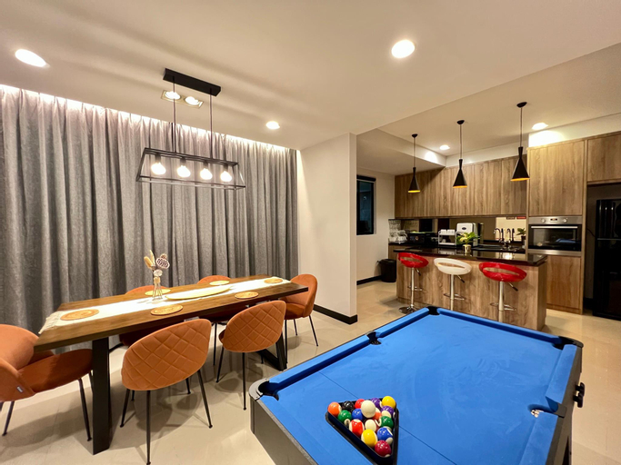 TcVila2 5BR 17PAX NearTC DinosaurLand, PoolTable, Kuantan