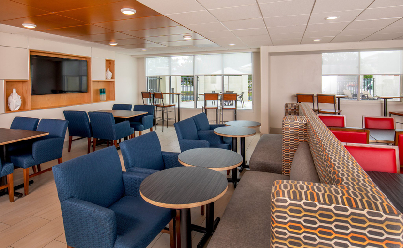 Food & Drinks 5, Holiday Inn Express CHESAPEAKE - NORFOLK by IHG, Chesapeake