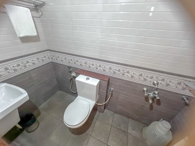 Bathroom 5, Hotel Willow Tree, Bangalore