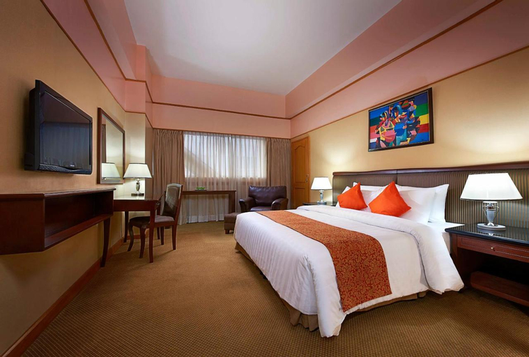 Others 3, Airport Hotel IVY, West