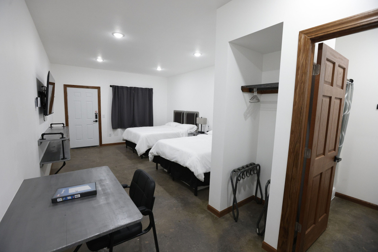 Bedroom 2, Bears Den Motel, Pine