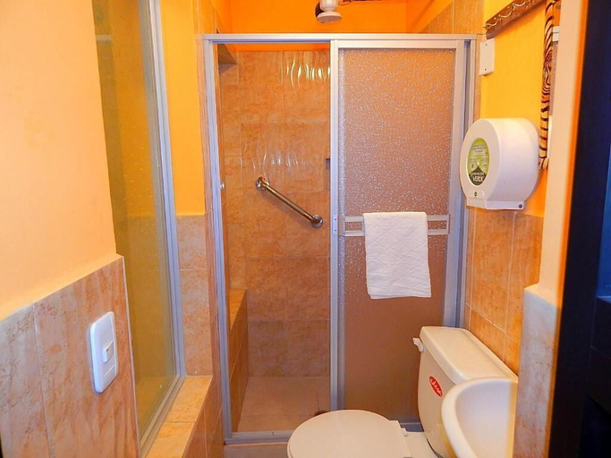 Bathroom 4, Olympus Plaza, Quito