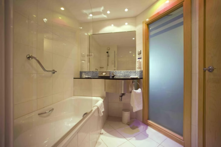 Bathroom 5, Holiday Inn Express MADRID - ALCOBENDAS by IHG, Madrid