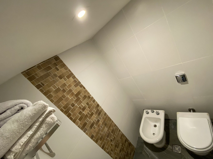 Bathroom 3, Adobe Suites, Capital