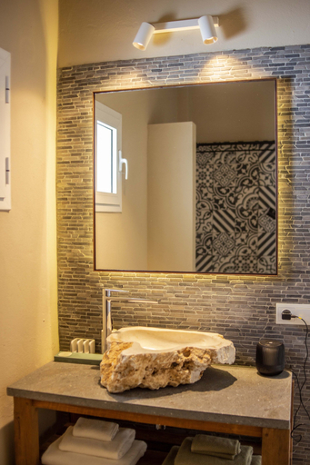 Bathroom 3, Gare du Nord Hotel, Baleares