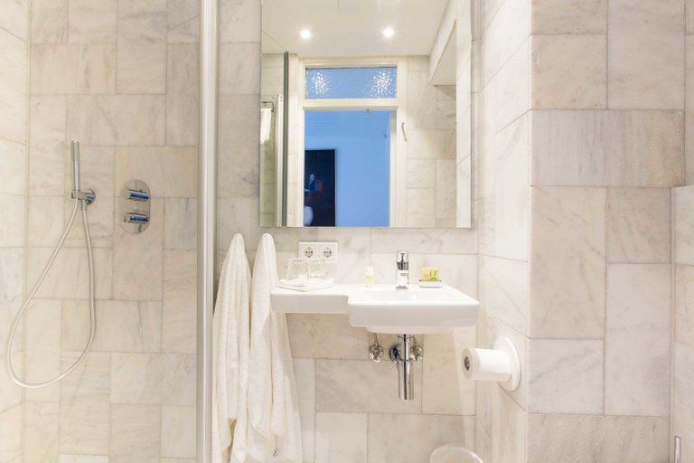 Bathroom 5, Hotel De Lochemse Berg, Lochem