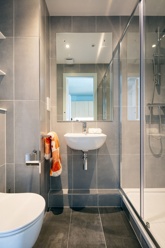 Bathroom 3, Coleman Court Summer Accommodation